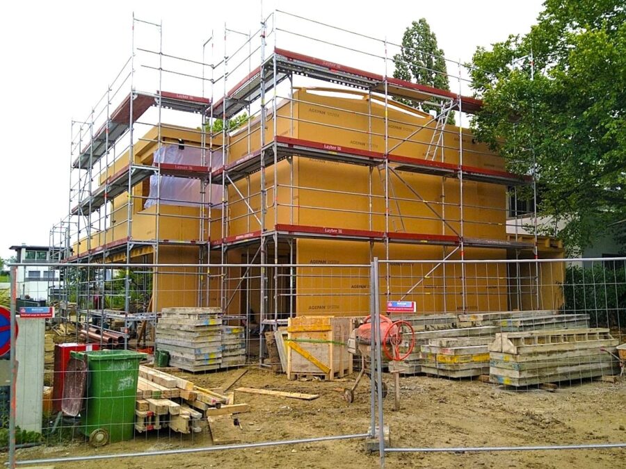 Neubau eines Wohnhauses in Holzbauweise während der Bauphase